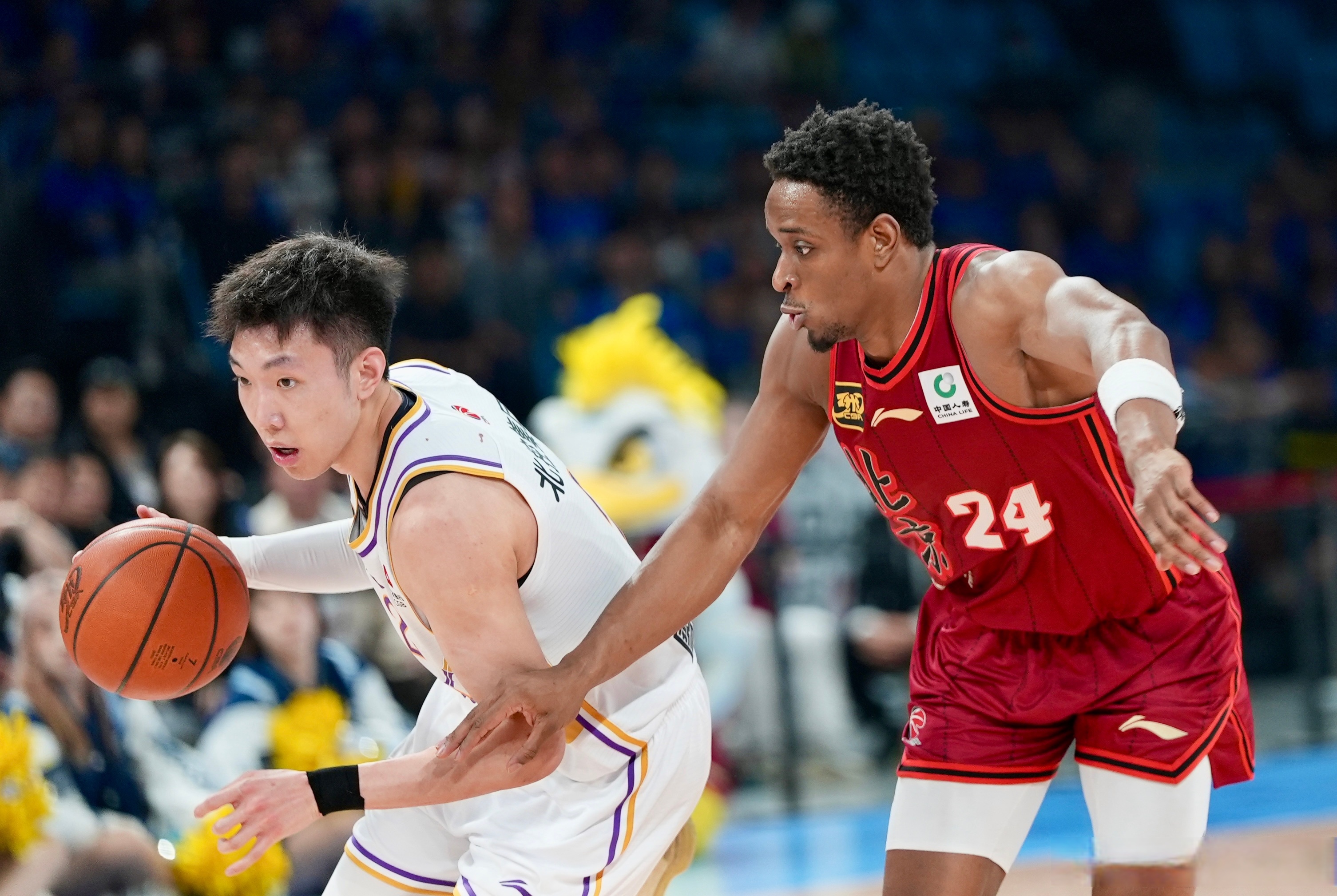 包含广州队迎CBA季后赛关键赛；今夜内部沟通；质疑声仍在；年轻球员得到机会的词条