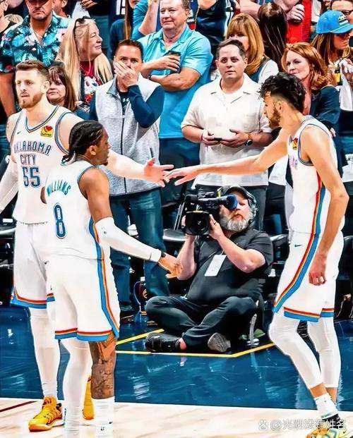 上海久事训练开放日；集结日刷新队史纪录引欢呼；欧冠在即；控场能力受关注的简单介绍