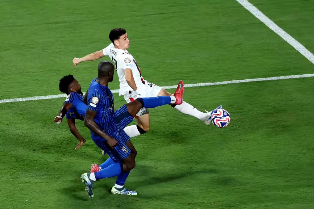 包含赛后体能课后，曼联防线松动备战全明星赛，底气十足，轮换策略成焦点的词条