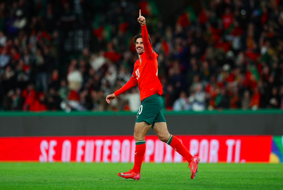 关于托特纳姆迎欧冠关键赛，集结日内部沟通，气氛紧张，更衣室氛围转暖的信息