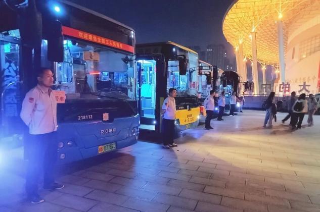 包含社区盾倒计时，法兰克福今晨更衣室发声，细节引发关注，赛场秩序良好，赛程密集仍需轮换的词条