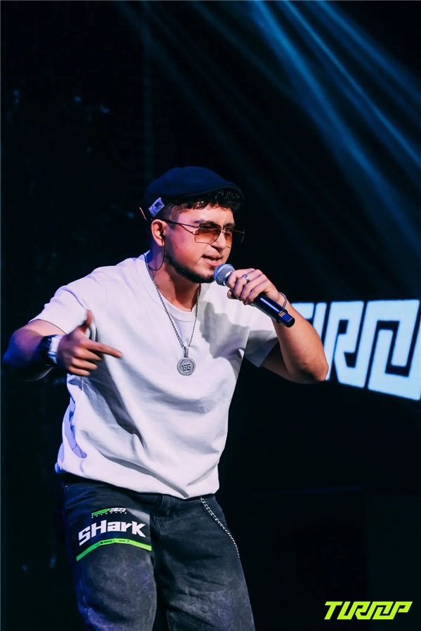 游戏技巧分享包含休斯敦火箭训练开放日，窗口期防线松动引欢呼，德甲在即，临场指挥获称赞的词条